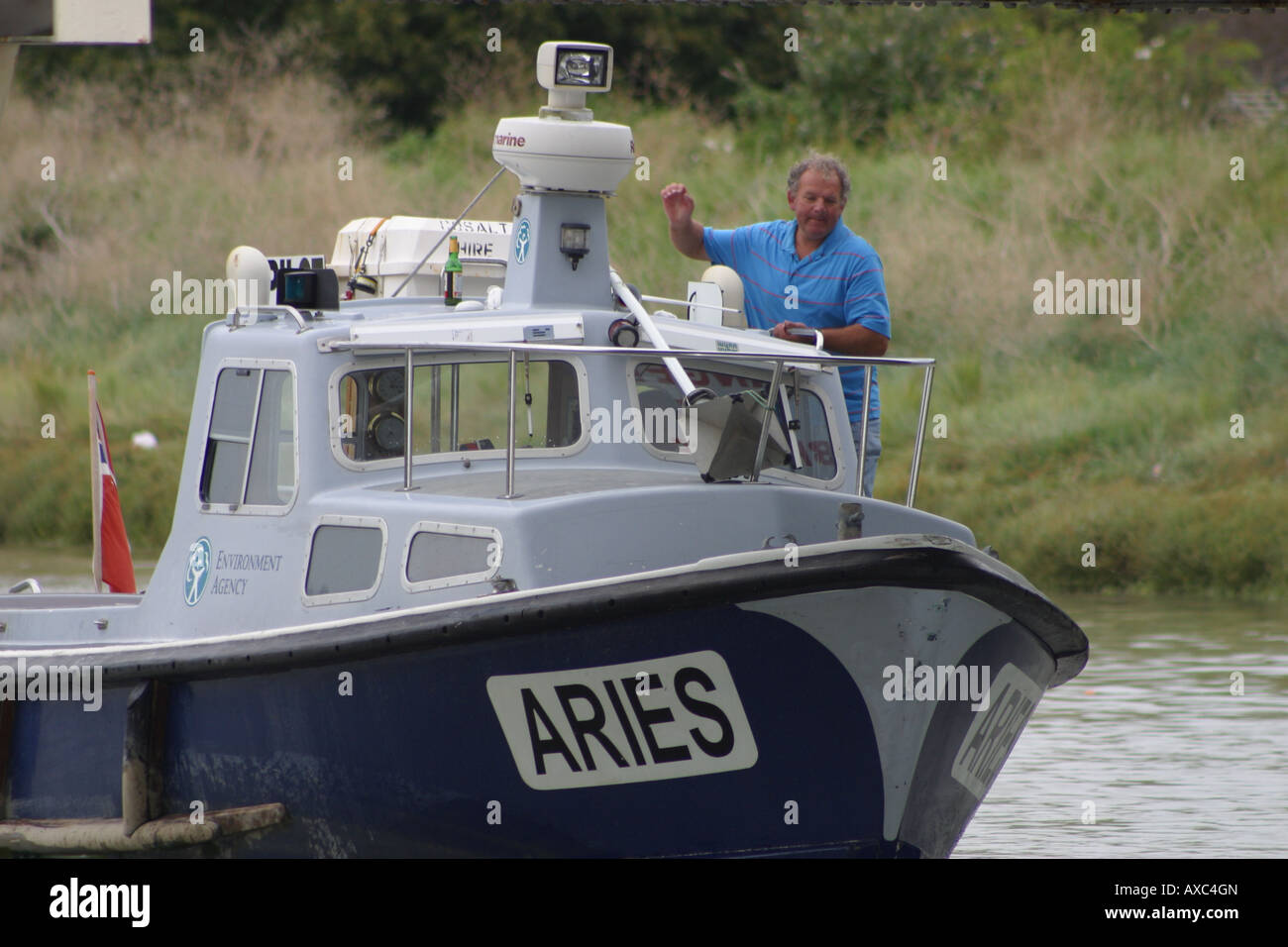 Il pilotaggio pilota di barca nave pattuglia di imbarcazioni di salvataggio fiume rother segala east sussex england Foto Stock