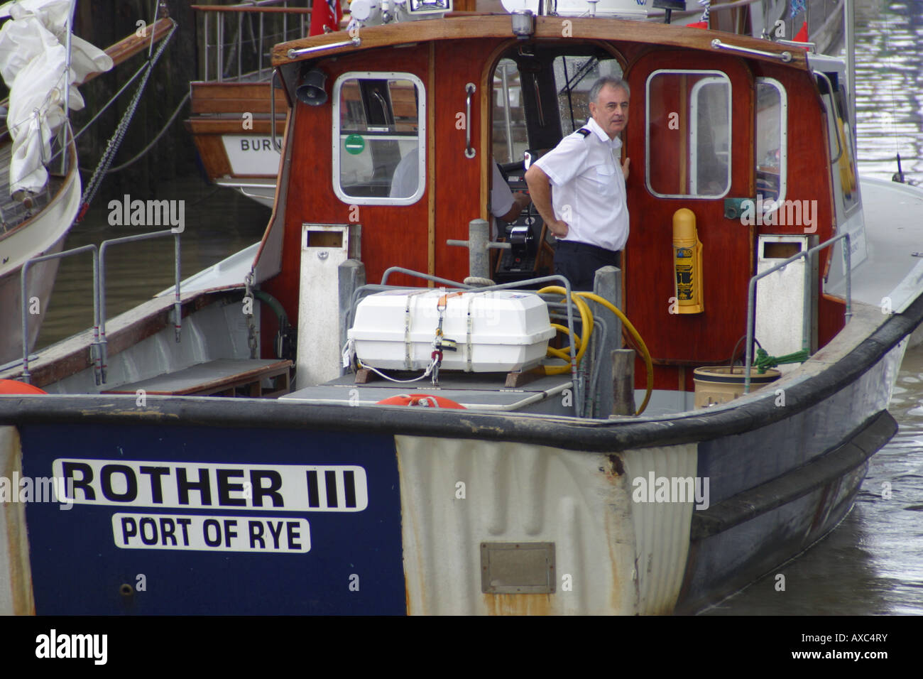 Il pilotaggio pilota di barca nave pattuglia di imbarcazioni di salvataggio fiume rother segala east sussex england Foto Stock