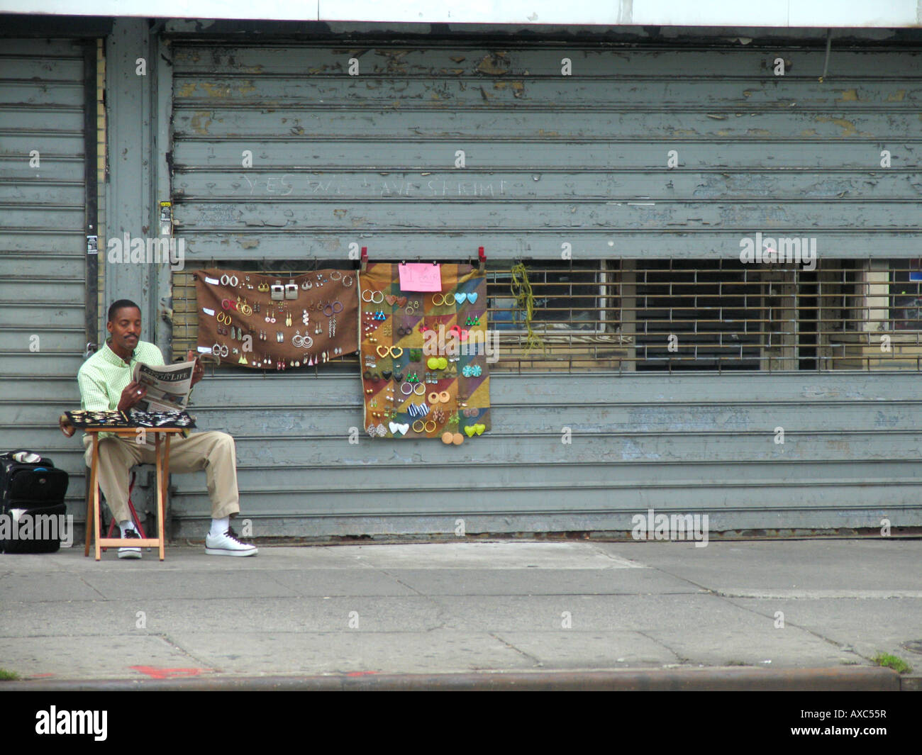 Street hawker leggendo il giornale, STATI UNITI D'AMERICA, Manhattan Harlem, New York Foto Stock