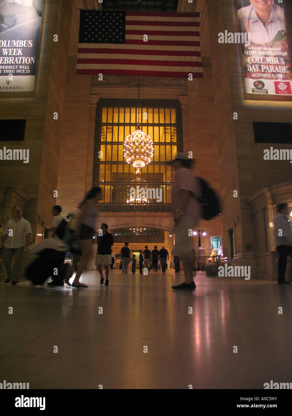 Passeggeri nella grande hall del Grand Central Station, STATI UNITI D'AMERICA, Manhattan, New York Foto Stock