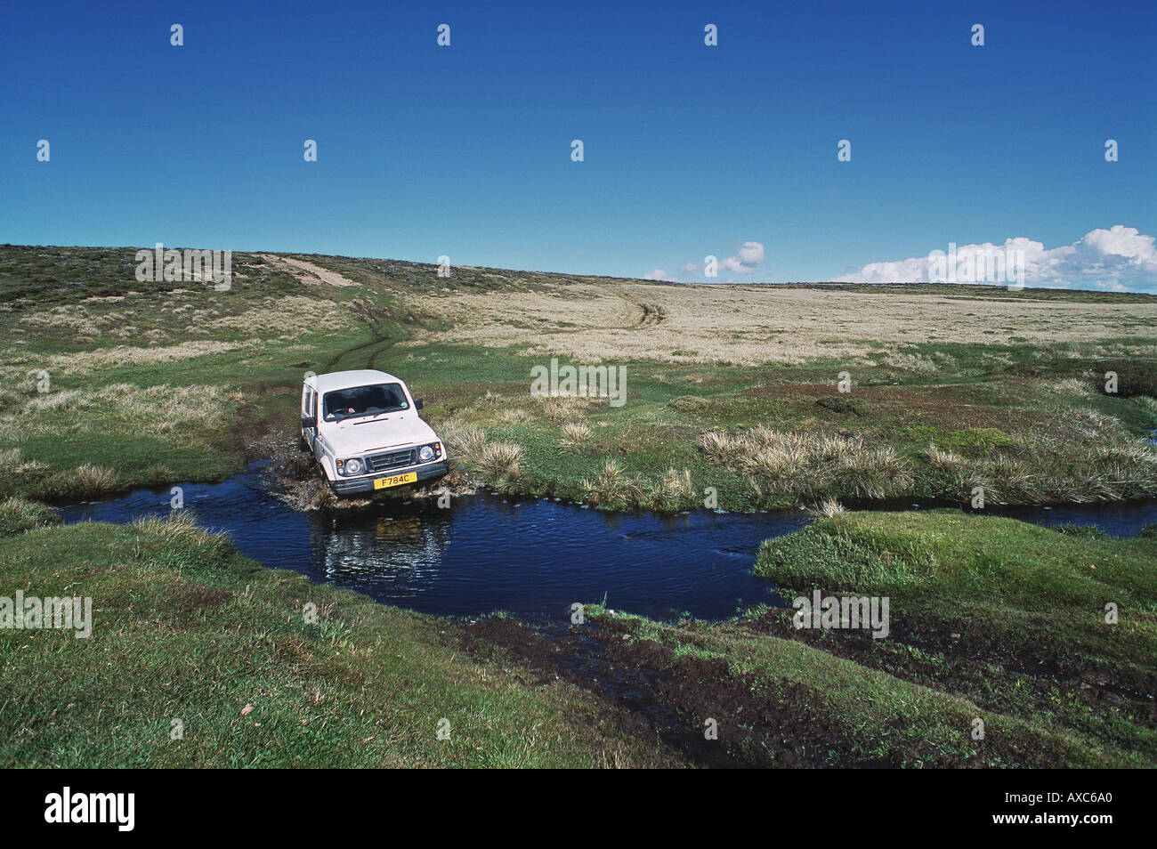 Piccola jeep attraversando il fango e acqua off road Foto Stock