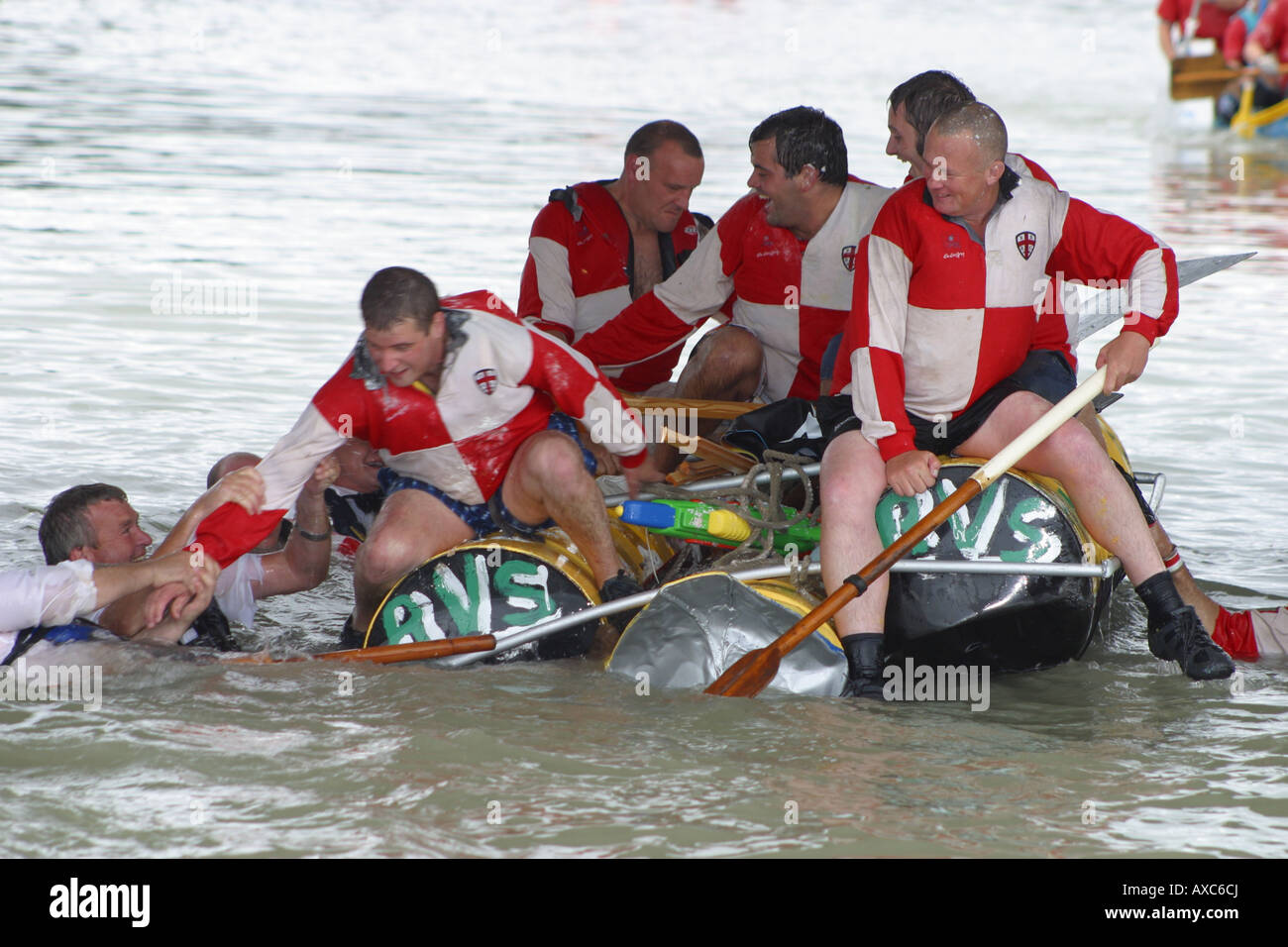 Raft concorrente gara di canottaggio sul fiume flottante di affondamento Foto Stock