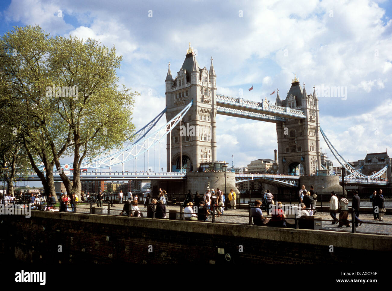 Il Tower Bridge di Londra Inghilterra visto dalla Torre di Londra Foto Stock