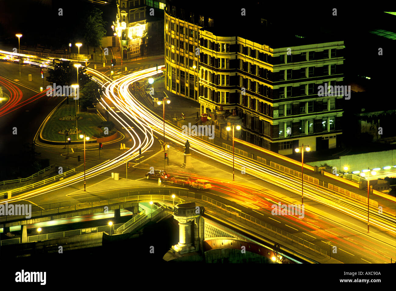 Auto sentieri del traffico sulla strada principale di Blackfriars bridge notte Londra Inghilterra Regno Unito Foto Stock