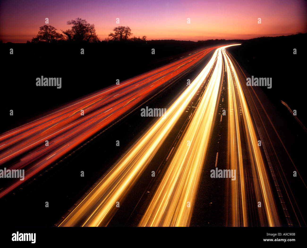 Auto sentieri del traffico su strada principale M25 Autostrada Londra Inghilterra notte Foto Stock