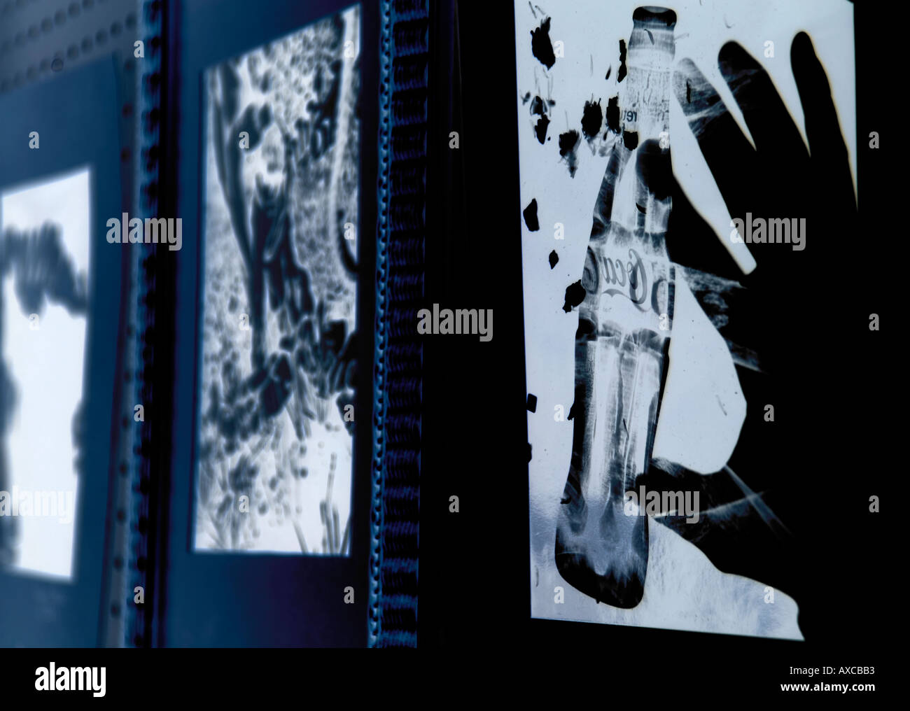 Colorata arte murale a tema Coca-Cola™ negli Stati Uniti, che unisce cultura pop e nostalgia pubblicitaria vintage. Foto Stock