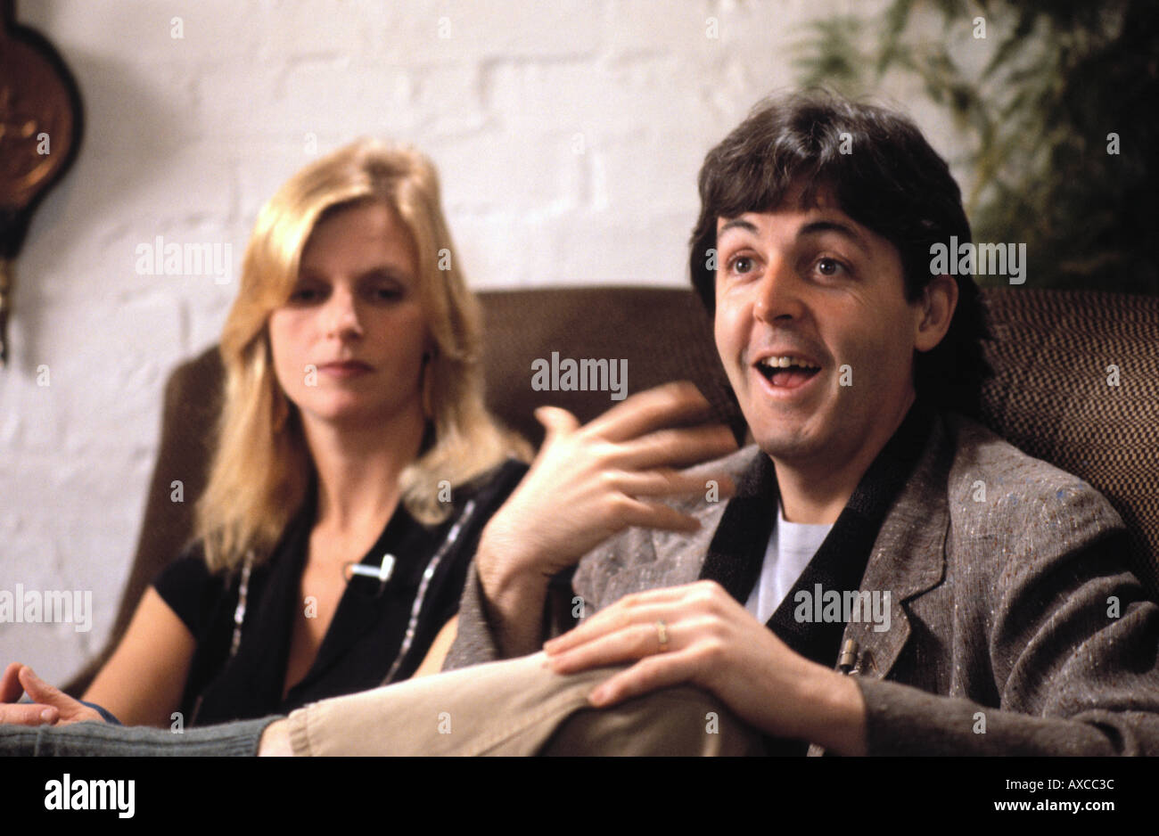 Paul e Linda McCartney seduti nei loro Sussex agriturismo durante un colloquio per 'Good Morning America' 27 NOVEMBRE 1980 PER0014 Foto Stock