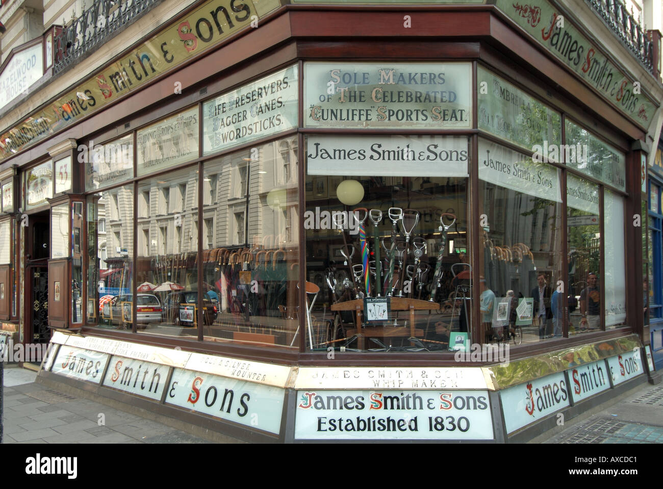 James Smith Sons, storico angolo in vecchio stile, negozio di vetrine, famoso per i suoi ombrelli e accessori di stile country a Holborn, Londra, Inghilterra, Regno Unito Foto Stock