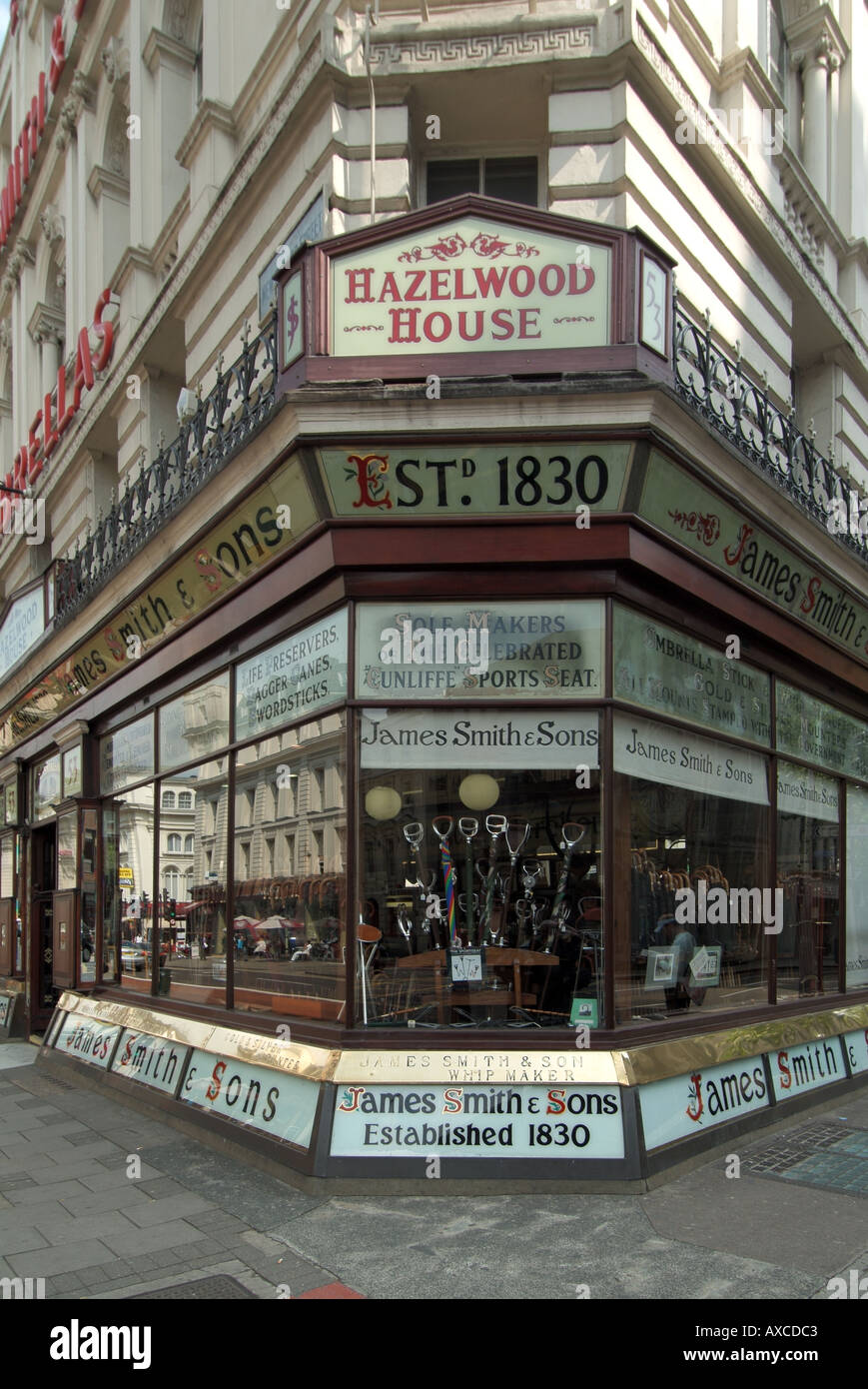 James Smith & Sons è un negozio in vecchio stile famoso per la sua gamma di ombrelli e gli accessori di stile country venduti da Below Hazelwood House Holborn Londra Regno Unito Foto Stock