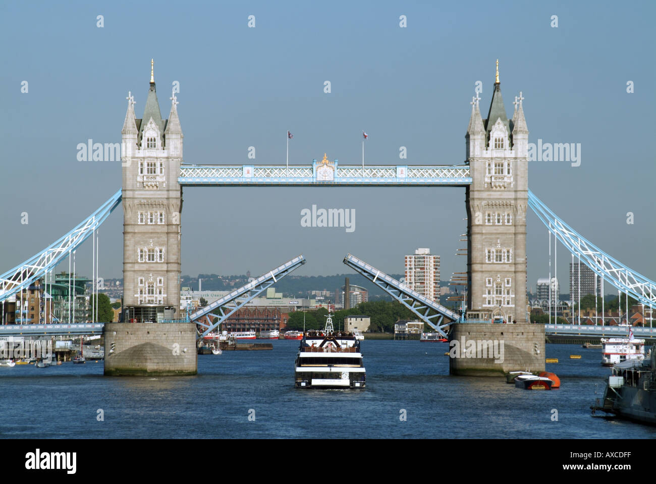 Pool di Londra signore delle Highlands River Cruise Ship spostando verso sollevato il Tower Bridge con piccoli tour in barca Foto Stock