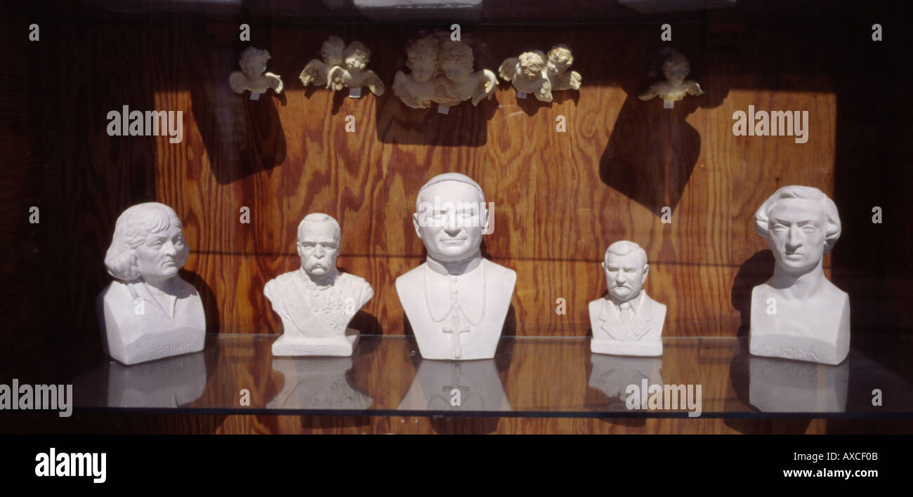 Busti di famosi polacchi in una vetrina a Cracovia Papa Giovanni Paolo II Jan Pawel Coepernicus Pilsudska Chopin e Lech Walesa Foto Stock