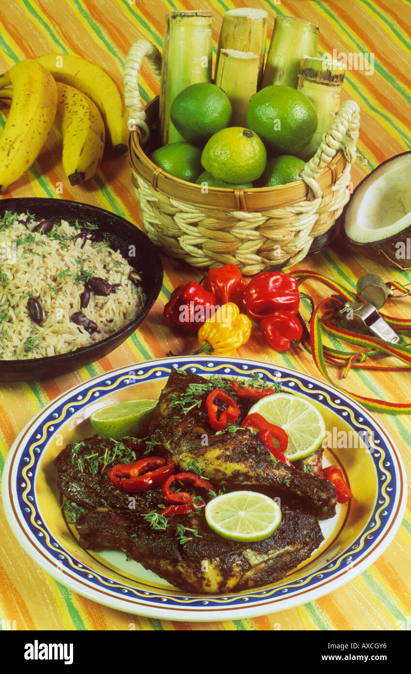 Cibo caraibico Jerk pollo con riso e piselli rosso Foto Stock