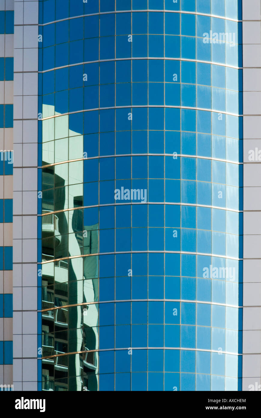 Riflessioni nella costruzione di Abu Dhabi Foto Stock