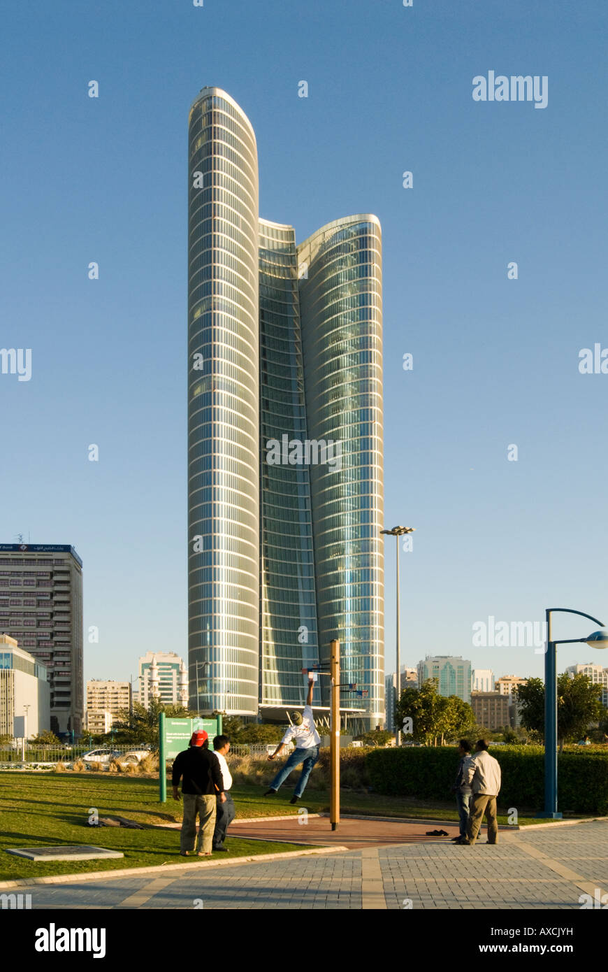 Giocando sulla Corniche Abu Dhabi Foto Stock