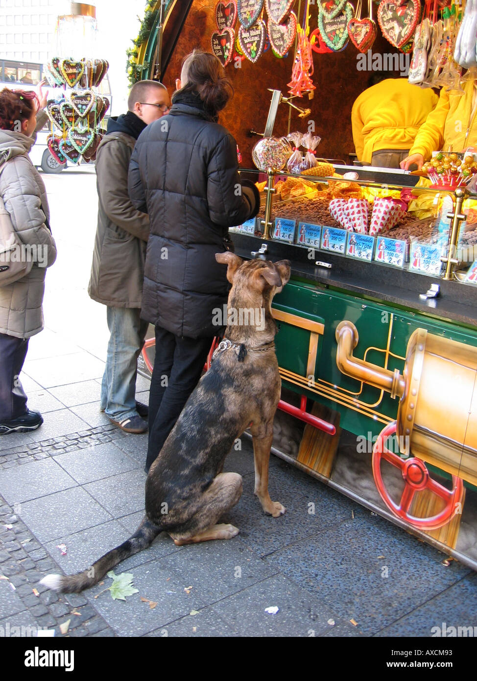 Il cliente e il suo cane alla strada del mercato in stallo Berlino Germania Foto Stock