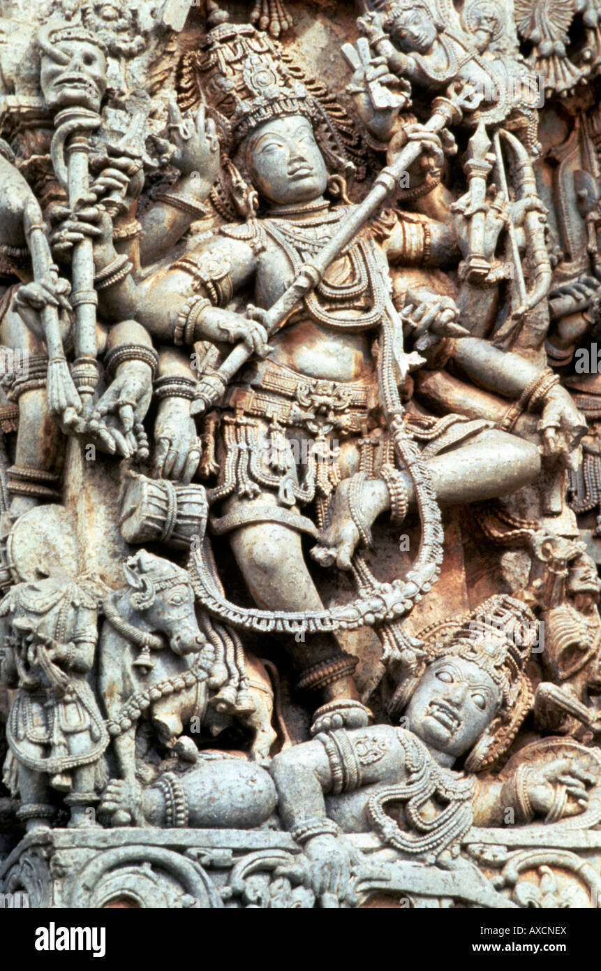 Halebid (India) hoysalesvara tempio signore Shiva Andhaka uccisione. Foto Stock