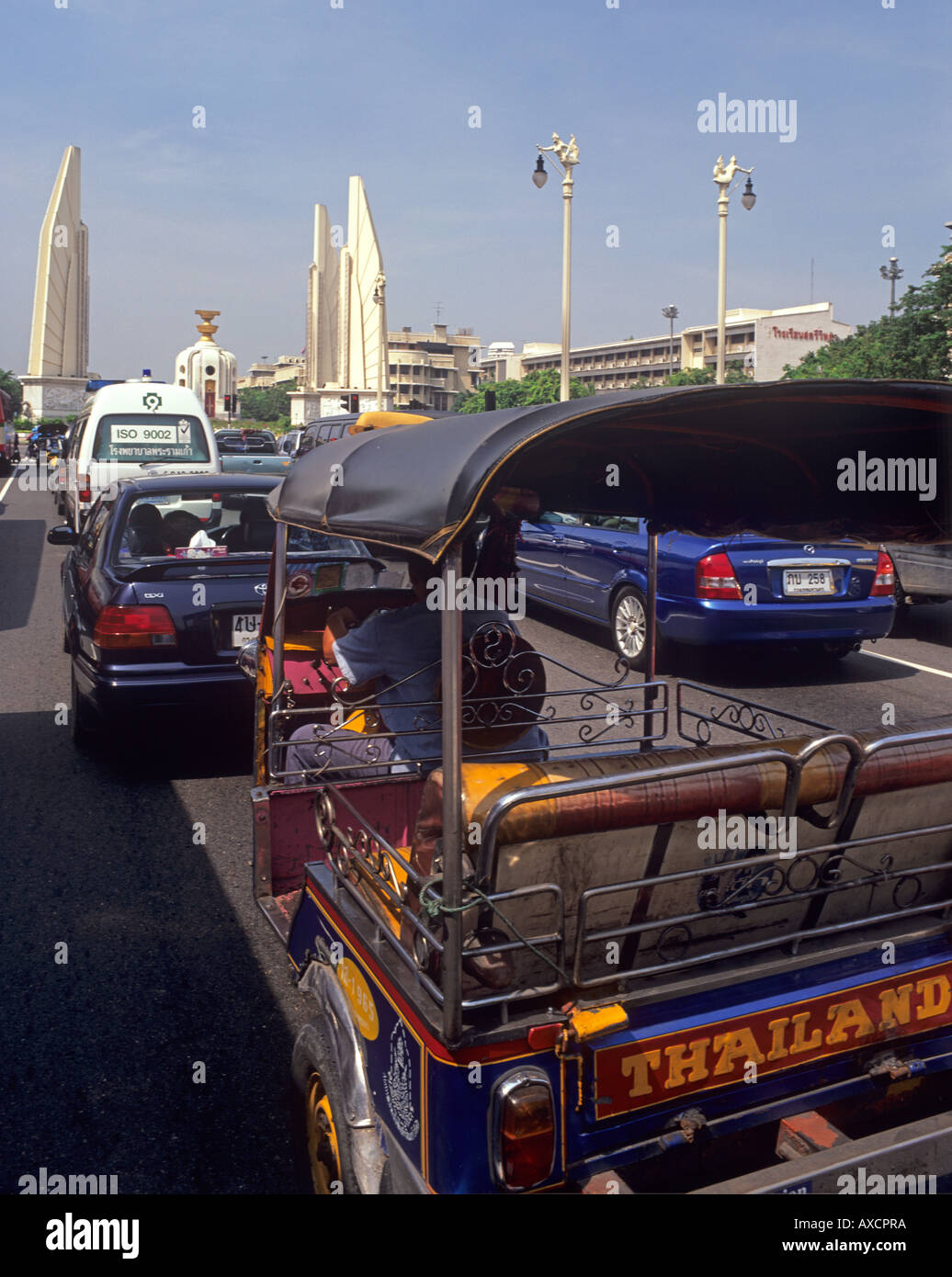 Un tuk tuk democrazia monumento Bangkok in Thailandia Foto Stock