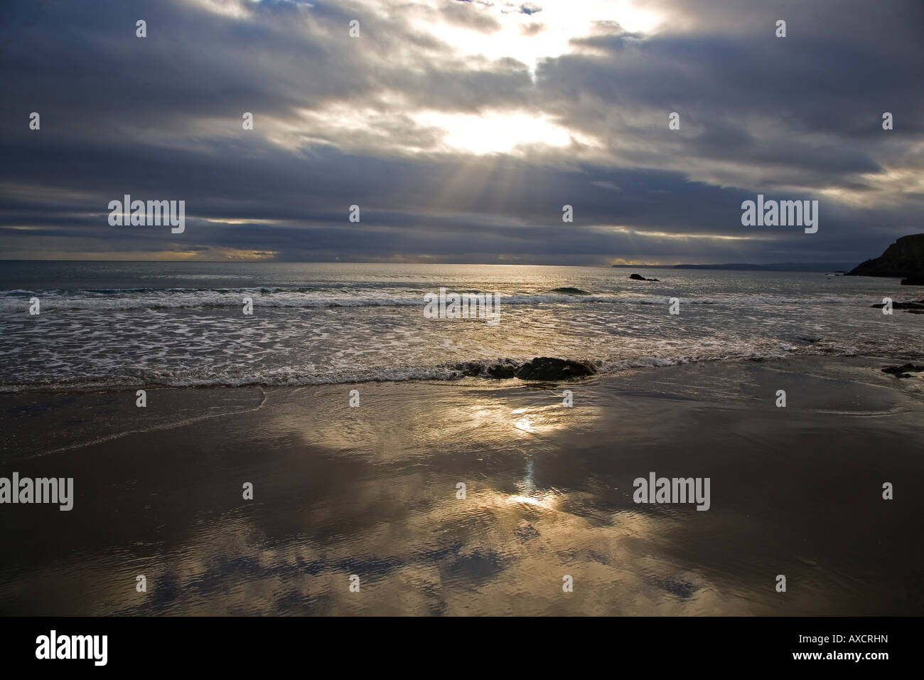 Sunbursts, riflessioni e il dramma del mare vicino Ballyvooney, il rame Costa, nella contea di Waterford, Irlanda Foto Stock