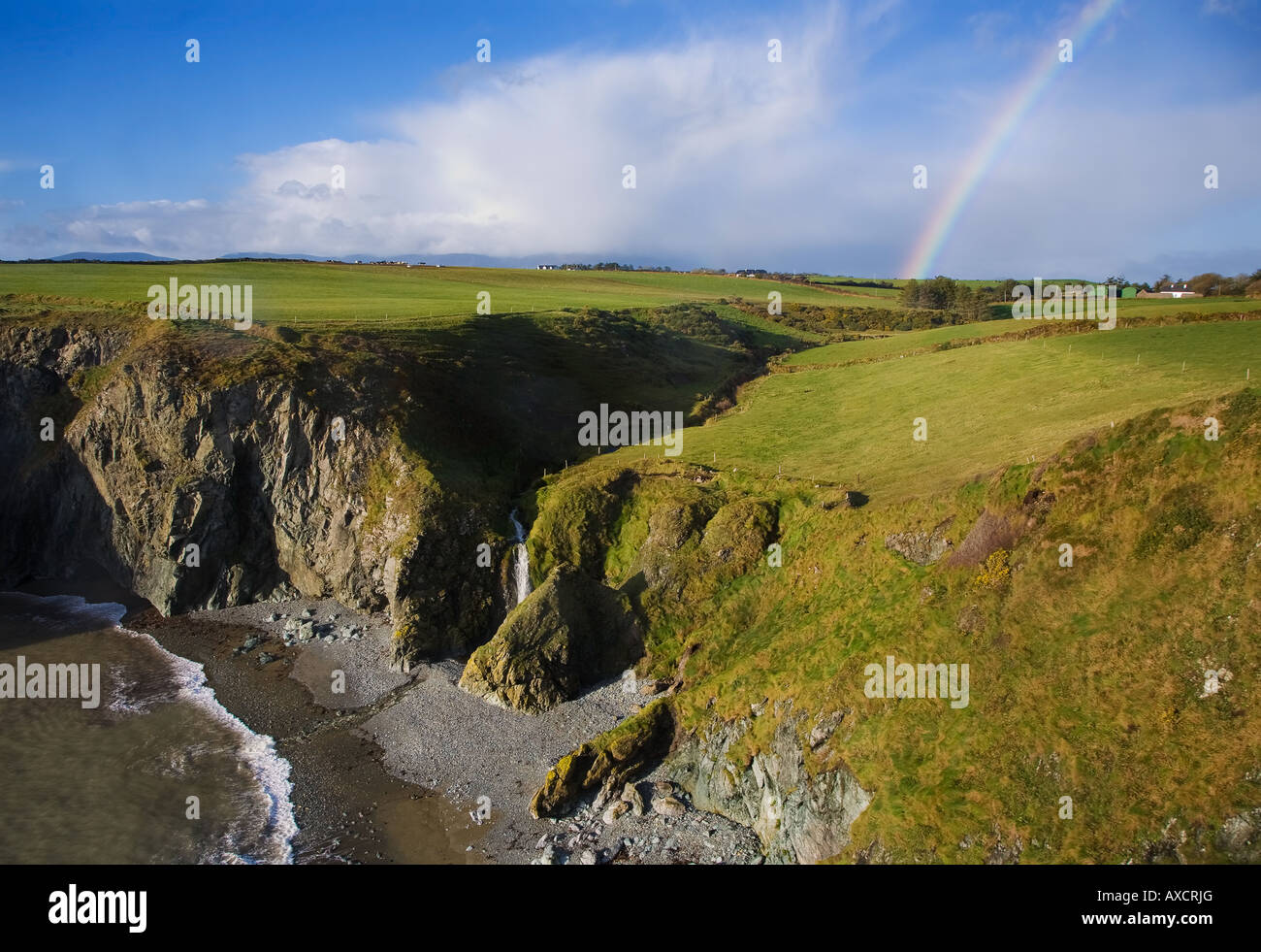 Rainbow su Coomeenmacarran, vicino Bunmahon, il rame Costa, nella contea di Waterford, Irlanda Foto Stock