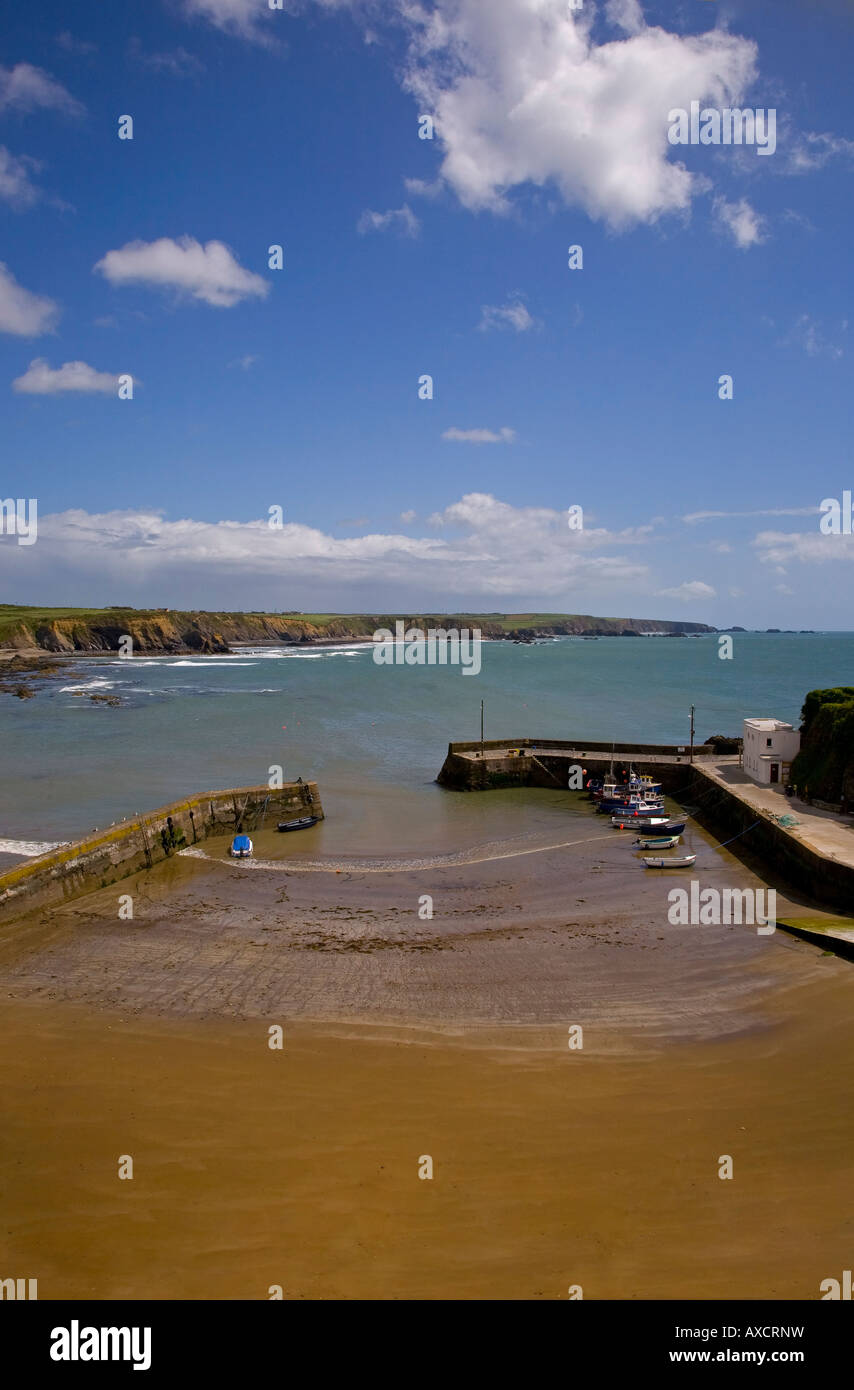 Vista aerea del porto di Boatstrand, la costa di rame Geopark, nella contea di Waterford, Irlanda Foto Stock