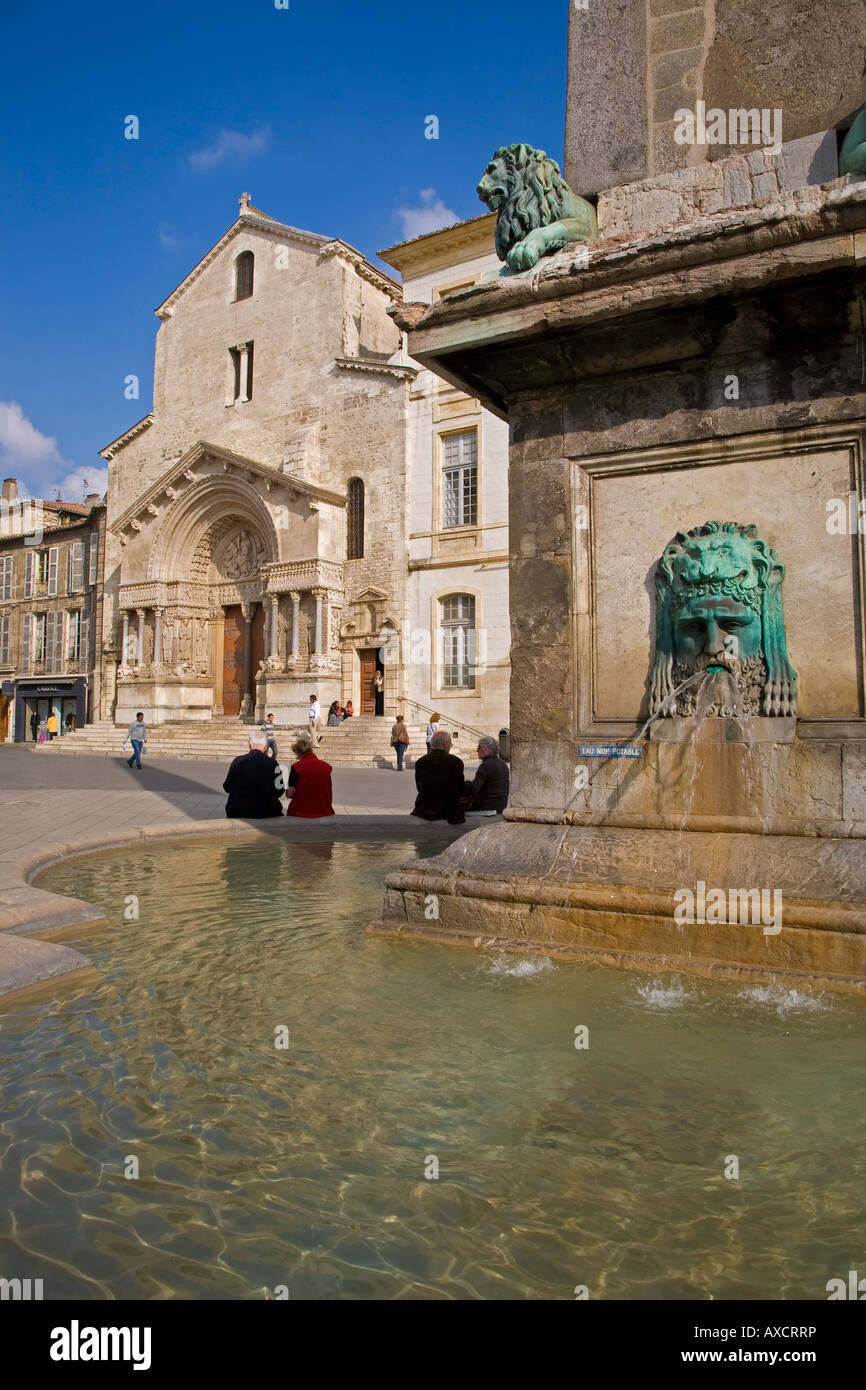 Xii secolo Eglise St Trophime, Place de la Republique, Arles, Provenza, Francia Foto Stock