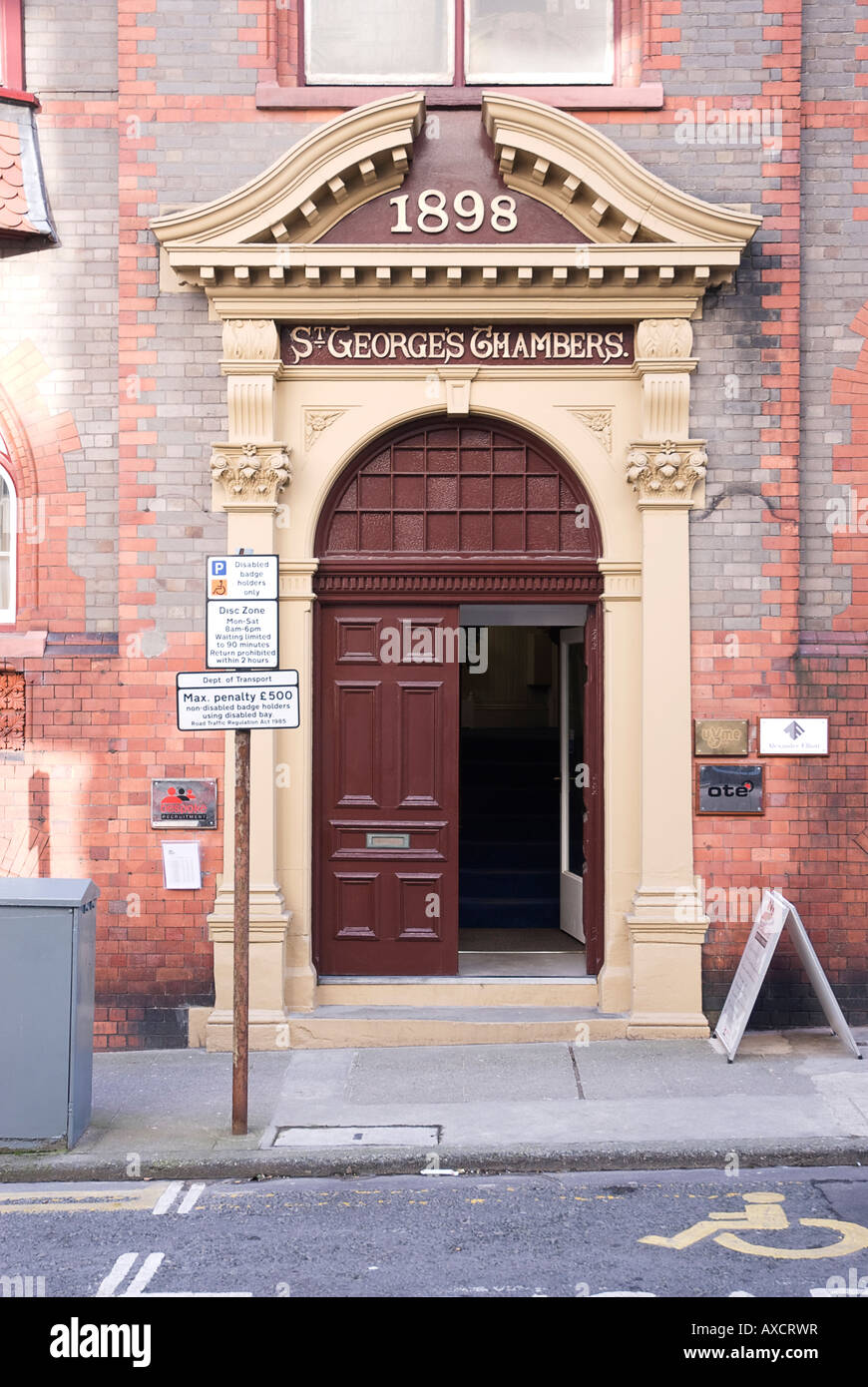 Ingresso alle camere di St George's all'edificio vittoriano di Athol Street Foto Stock
