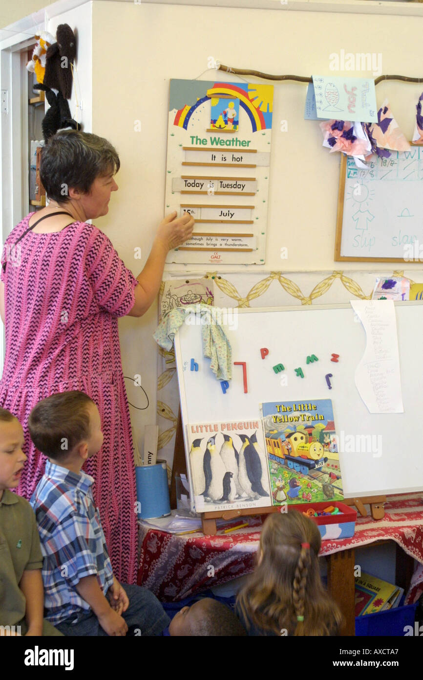 La scuola materna di classe con insegnanti e bambini Foto Stock