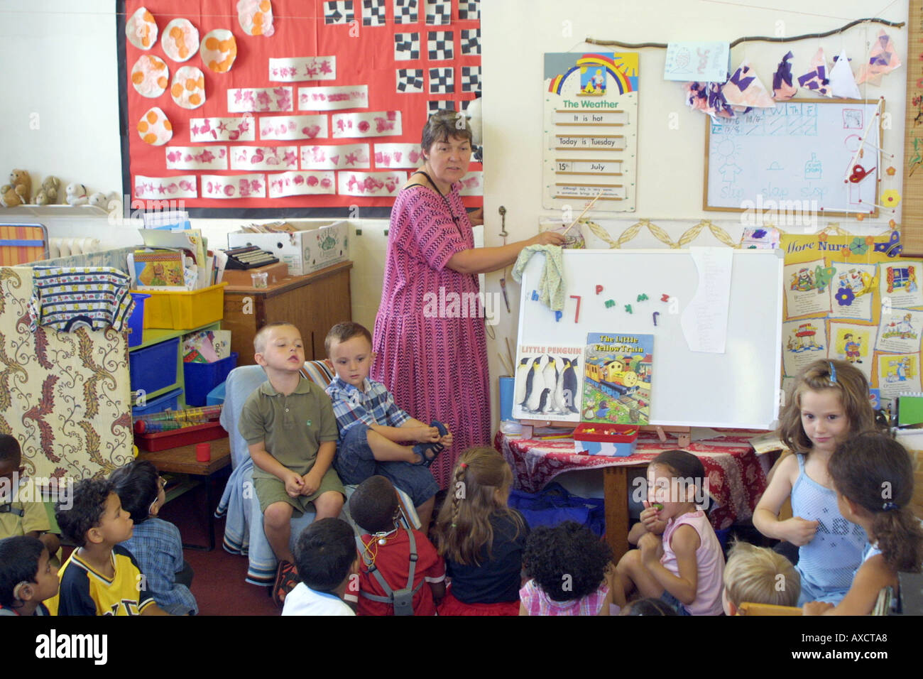 La scuola materna di classe con insegnanti e bambini Foto Stock
