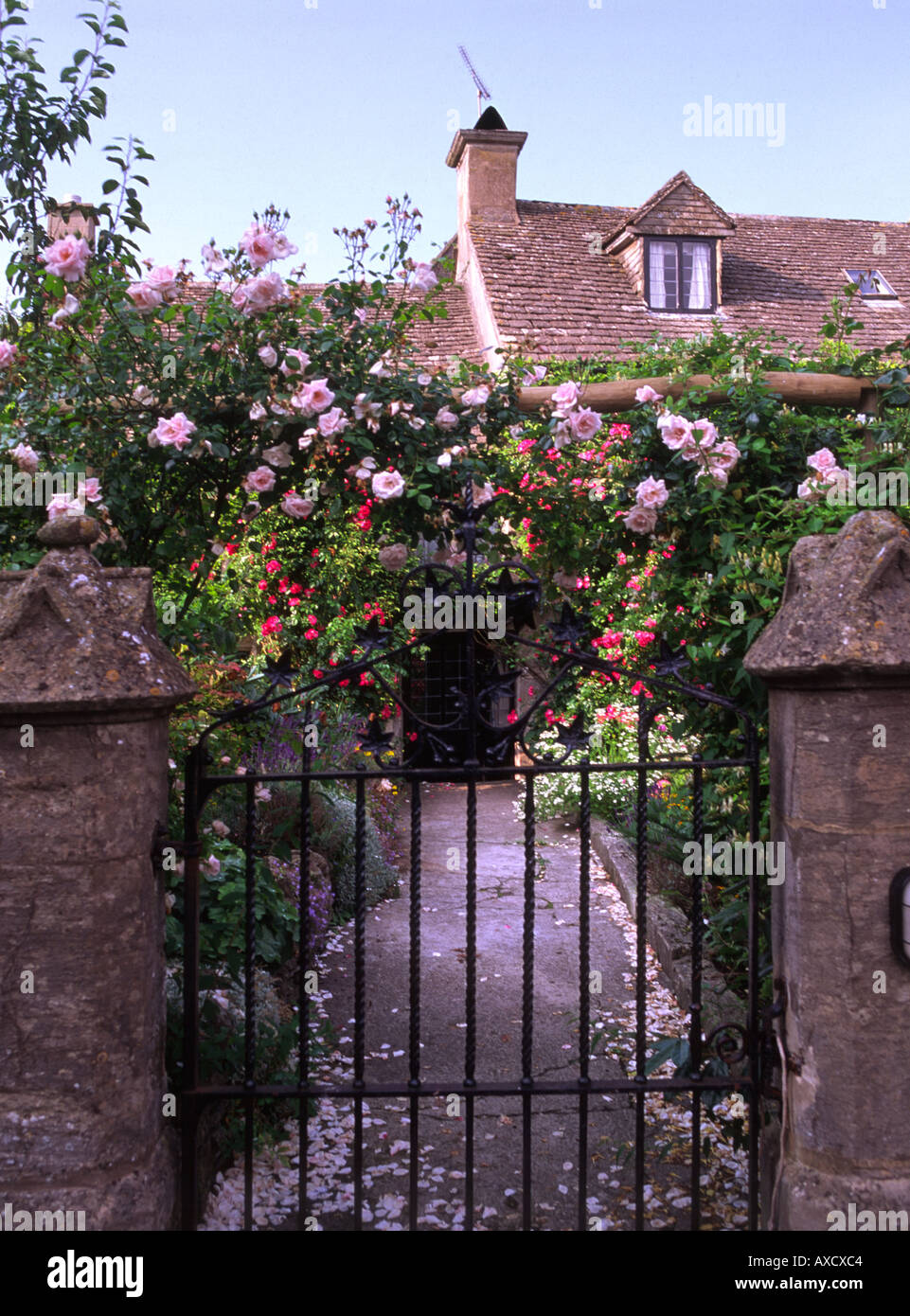 Grazioso cottage e garden gate, Bisley, Cotswolds, Gloucestershire, England, Regno Unito, Europa Foto Stock