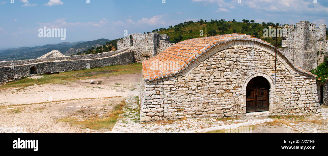 Guarnigioni ottomano che alloggiati soldati. Parete della città, vista sulla valle. Berat cittadella superiore città murata. L'Albania Europa balcanica. Foto Stock
