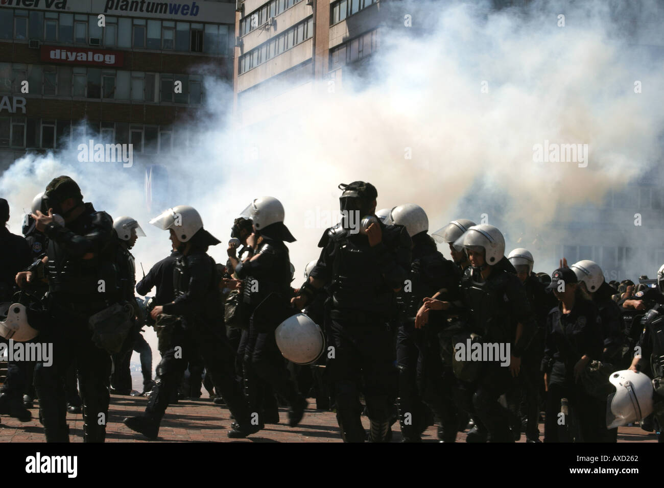 Istanbul, Turchia -- Polizia impostare off gas bombe di scongiurare la anti dimostranti della NATO durante il vertice di Istanbul. Foto Stock