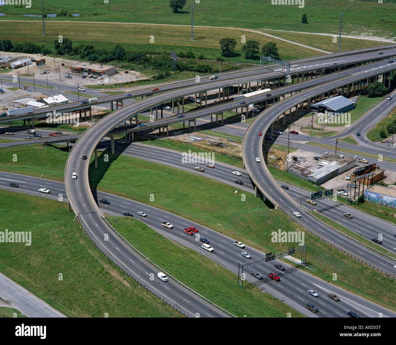 Guardando verso il basso sulla curvatura giunzioni autostrade sollevata sezioni elevate ed incroci con zone di traffico vicino a Dallas Texas USA Foto Stock