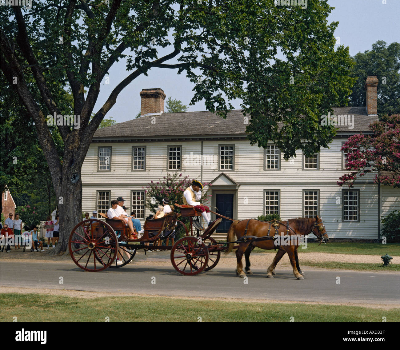 Cavallo e Carrozza aperta con la famiglia di quattro & driver esterno Peyton Randolf House di Nicholson Street Williamsburg Virginia STATI UNITI D'AMERICA Foto Stock