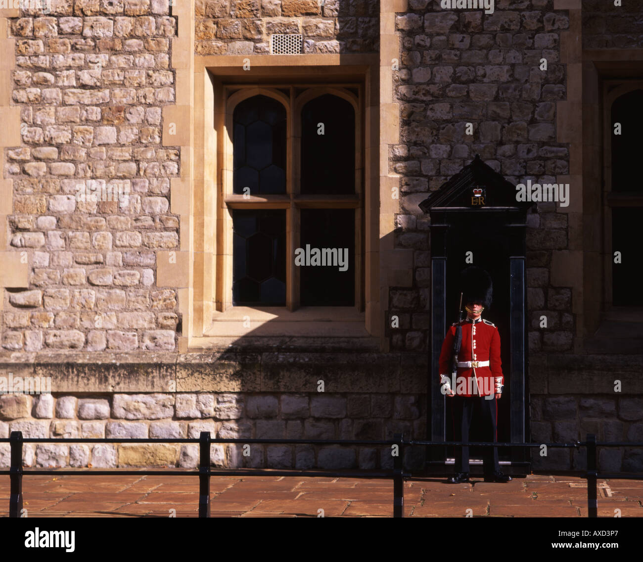 Regina della Guardia su sentry presso la Torre di Londra, proteggendo i Gioielli della Corona e la residenza reale Foto Stock
