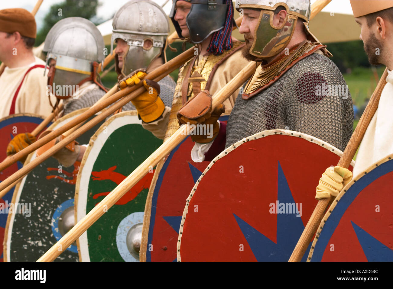 I membri di Comitatus vivere Romano Storia Wroxeter milizia con scudi e lance Foto Stock