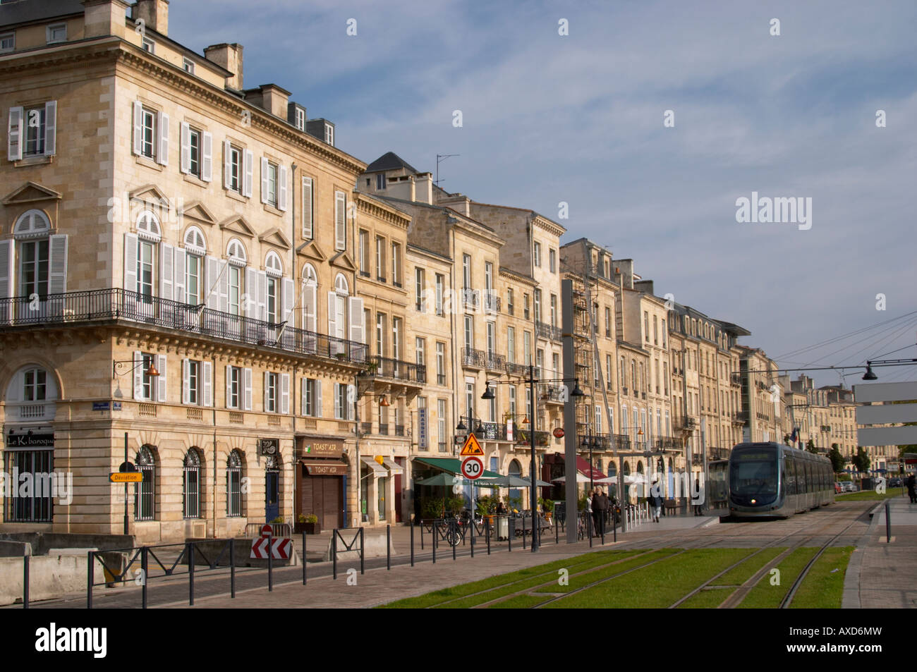 Il moderno tram. Su Les Quais Des Chartrons. La città di Bordeaux, Aquitaine, Gironde, Francia Foto Stock