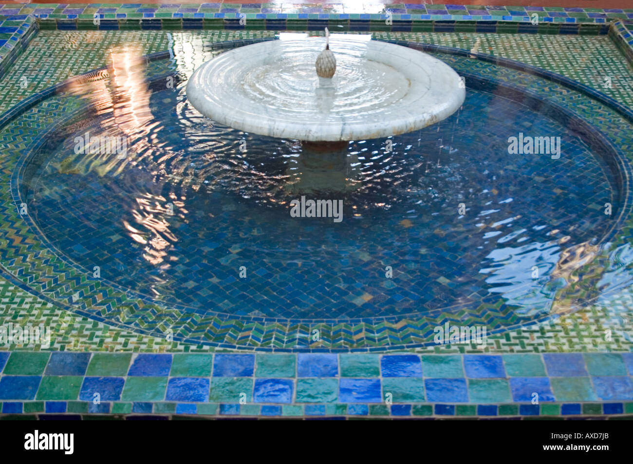 Chiudere orizzontale di riflessioni in un variopinto mosaico funzione acqua a La Jardin Majorelle. Foto Stock