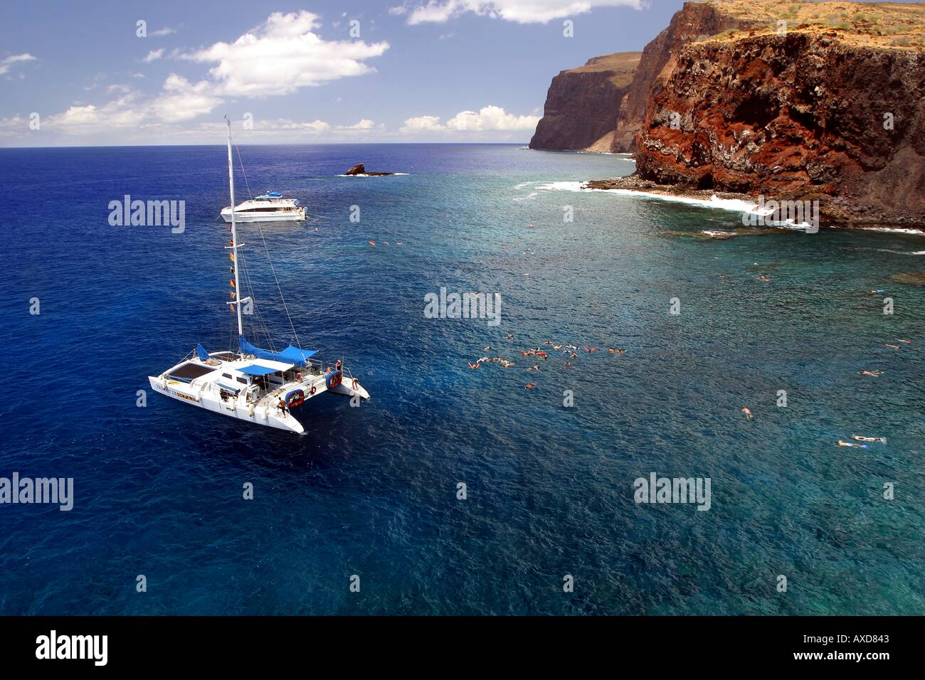 Due navi al di ancoraggio con snorkeling godendo Hawaii s pesci tropicali e barriere coralline questa vista è girato da Kahekili s Lanai Leap Foto Stock