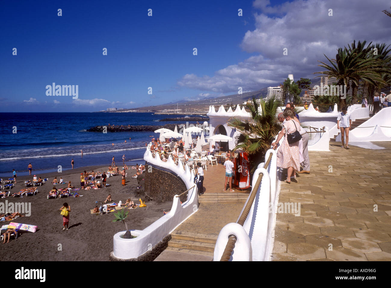 Ristorante sulla spiaggia a Playa de las Americas a Tenerife Foto stock -  Alamy