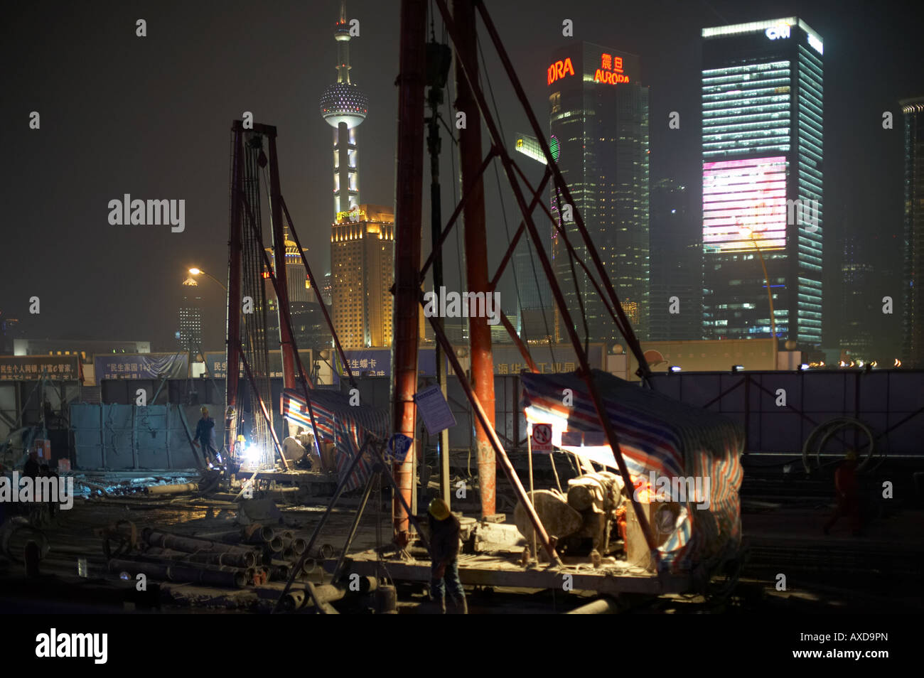 La costruzione del Bund con Pudong quartiere degli affari in background di notte a Shanghai in Cina Foto Stock
