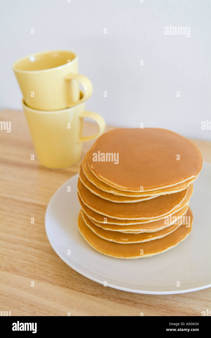 Pila di pancake e tazze Foto Stock