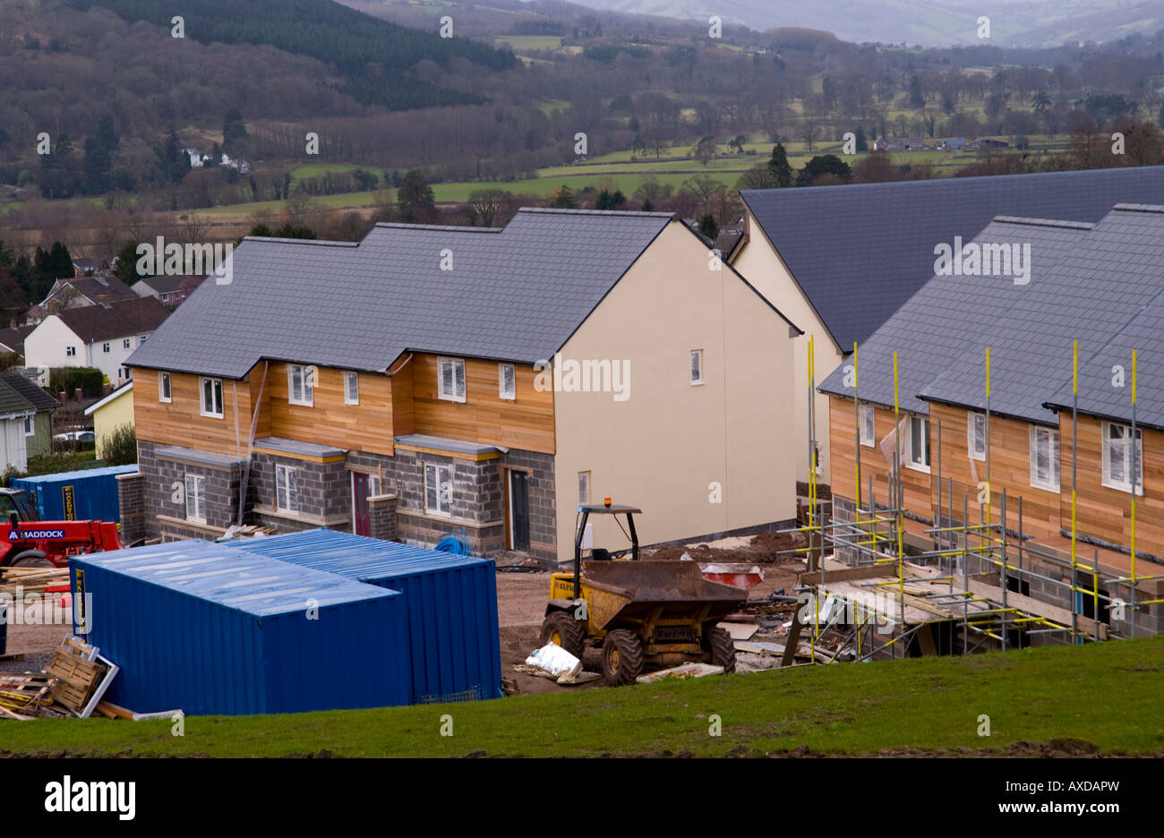 La costruzione di nuove case sul campo verde sito a Crickhowell Powys Wales UK UE Foto Stock