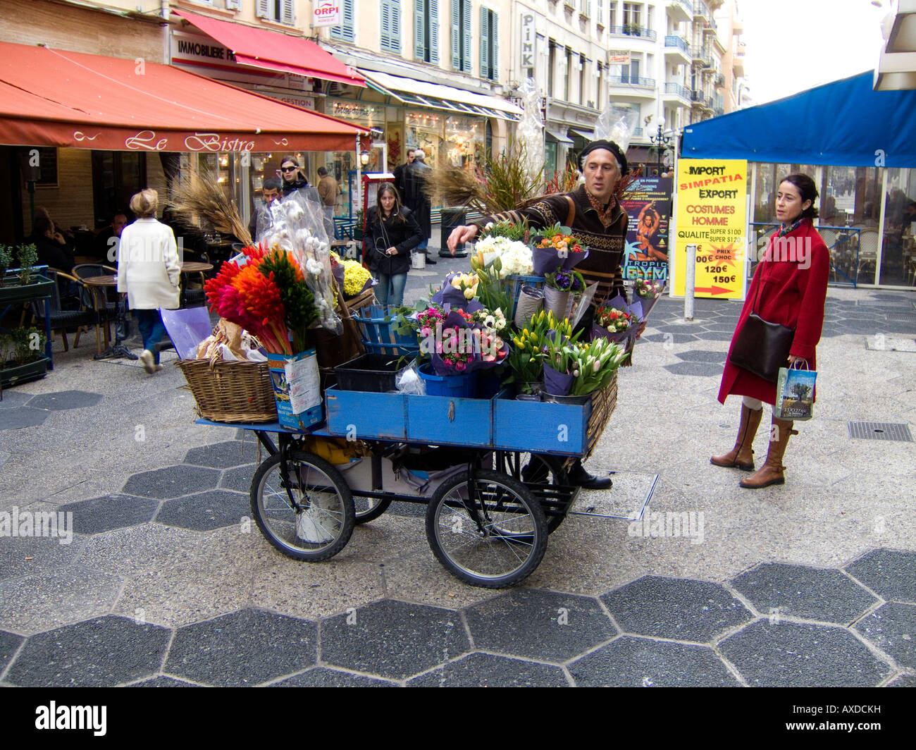 Nice Cote d Azur Francia - un venditore di fiori su Rue de France, ( Costa Azzurra ), Foto Stock