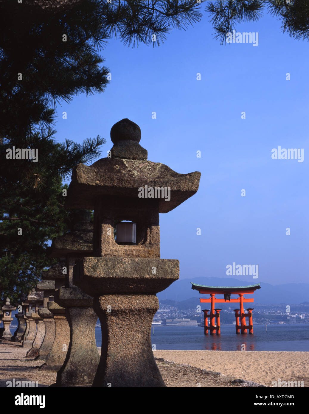 La floating gate torii al Tempio di Itsukushima, l'isola di Miyajima, Prefettura di Hiroshima, Giappone. Un sito Patrimonio Mondiale dell'UNESCO Foto Stock