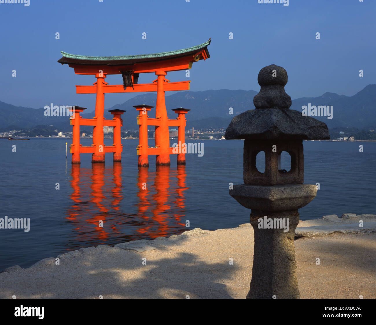 La floating gate torii al Tempio di Itsukushima, l'isola di Miyajima, Prefettura di Hiroshima, Giappone. Un sito Patrimonio Mondiale dell'UNESCO Foto Stock