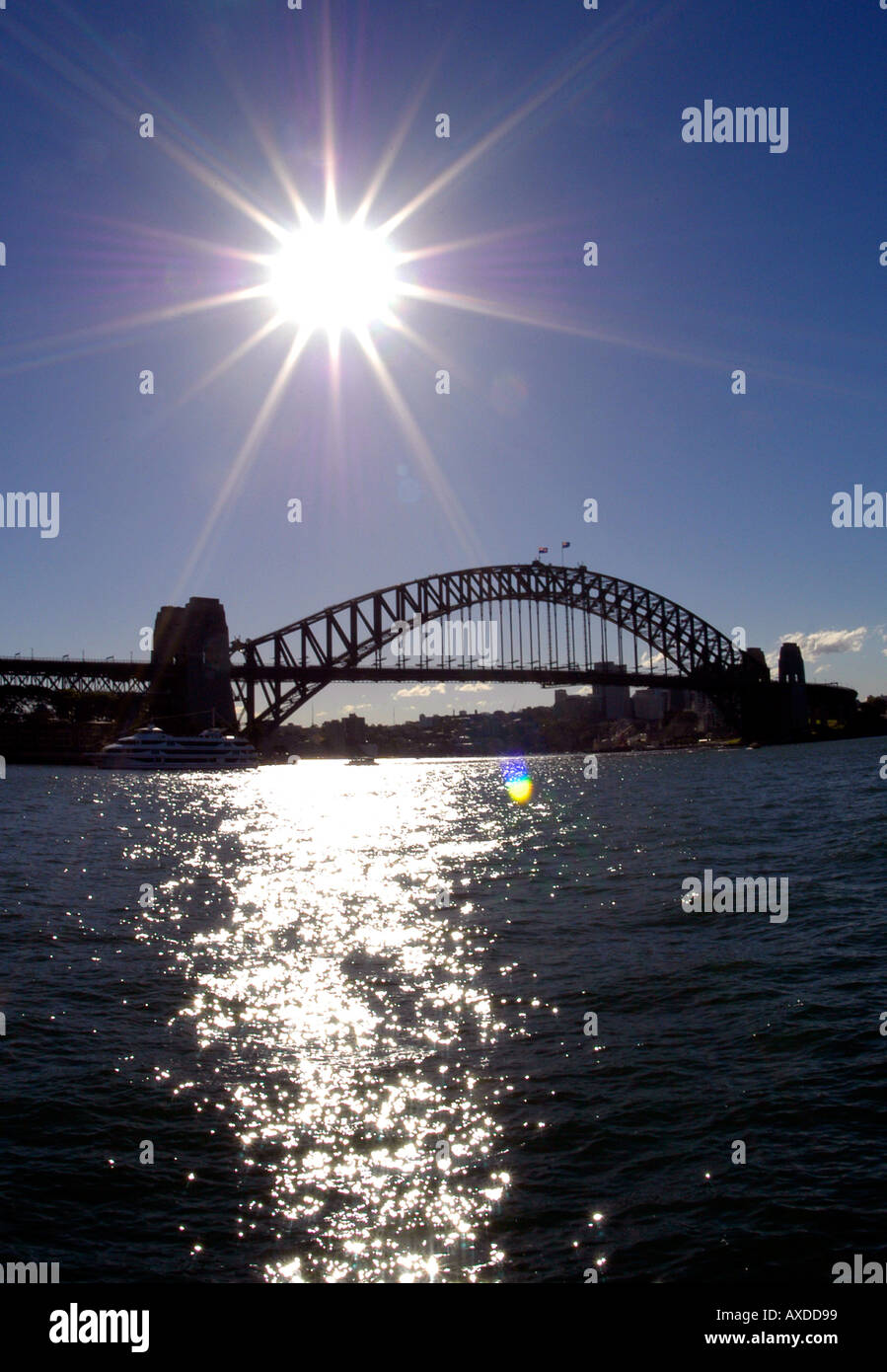 Sun dietro il Ponte del Porto di Sydney Foto Stock