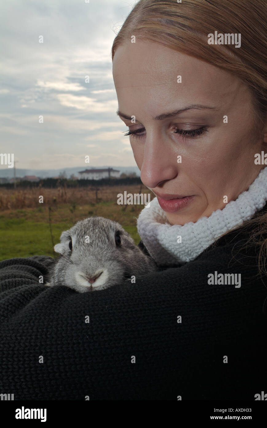 Giovane donna in possesso di un coniglio di pet Foto Stock