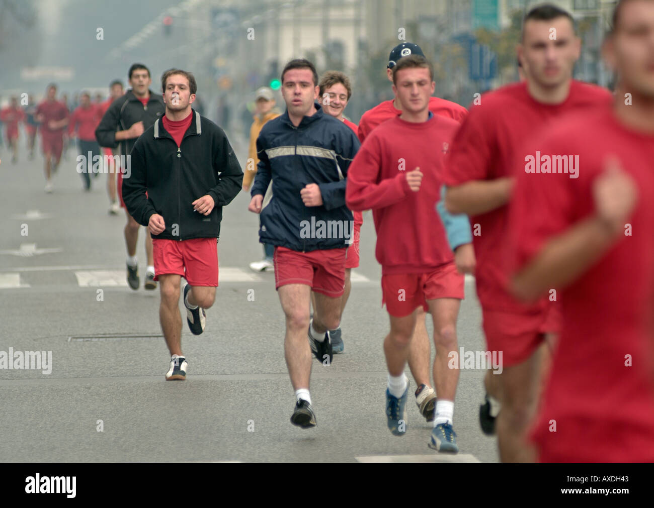 Guide di scorrimento in una endurance corsa su strada Foto Stock