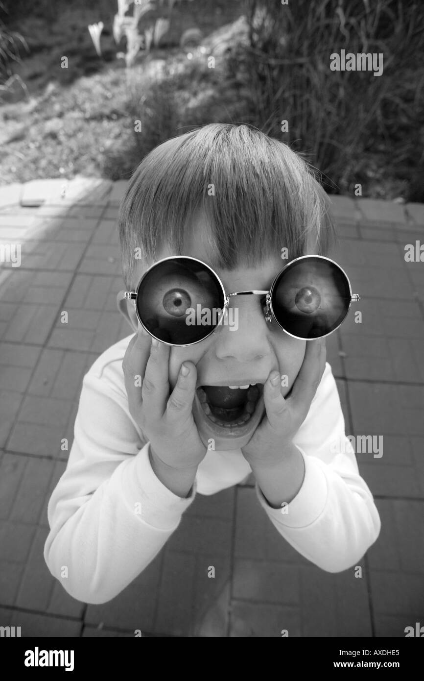 Bambino divertente da indossare occhiali Foto Stock