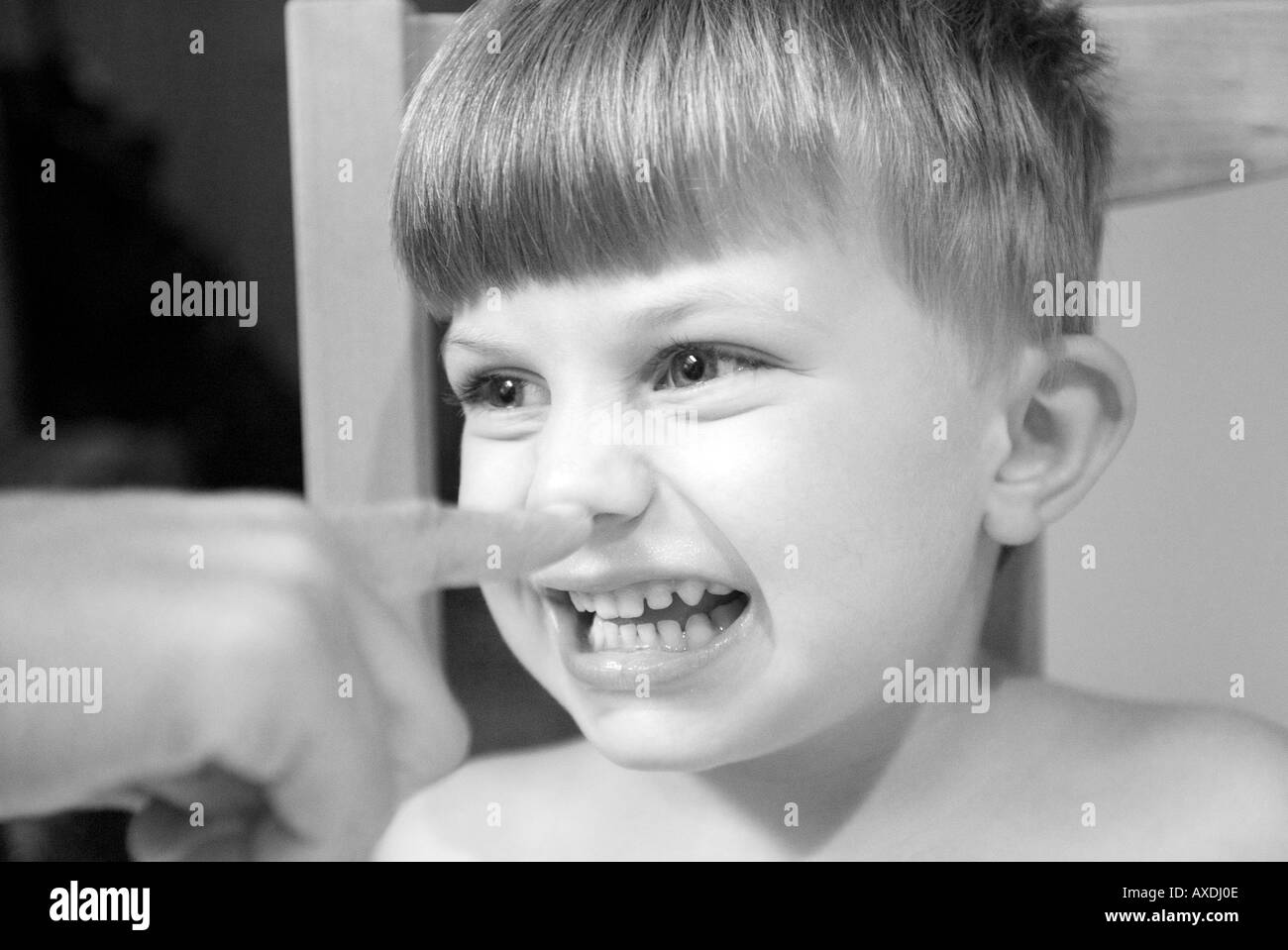 Bambino sorridente giocando con un genitore Foto Stock